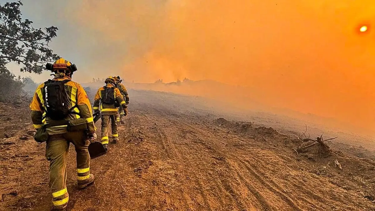 Bomberos forestales de la Comunidad de Madrid trabajan en el incendio de Igüeña en León. Foto: BBFFMadrid
