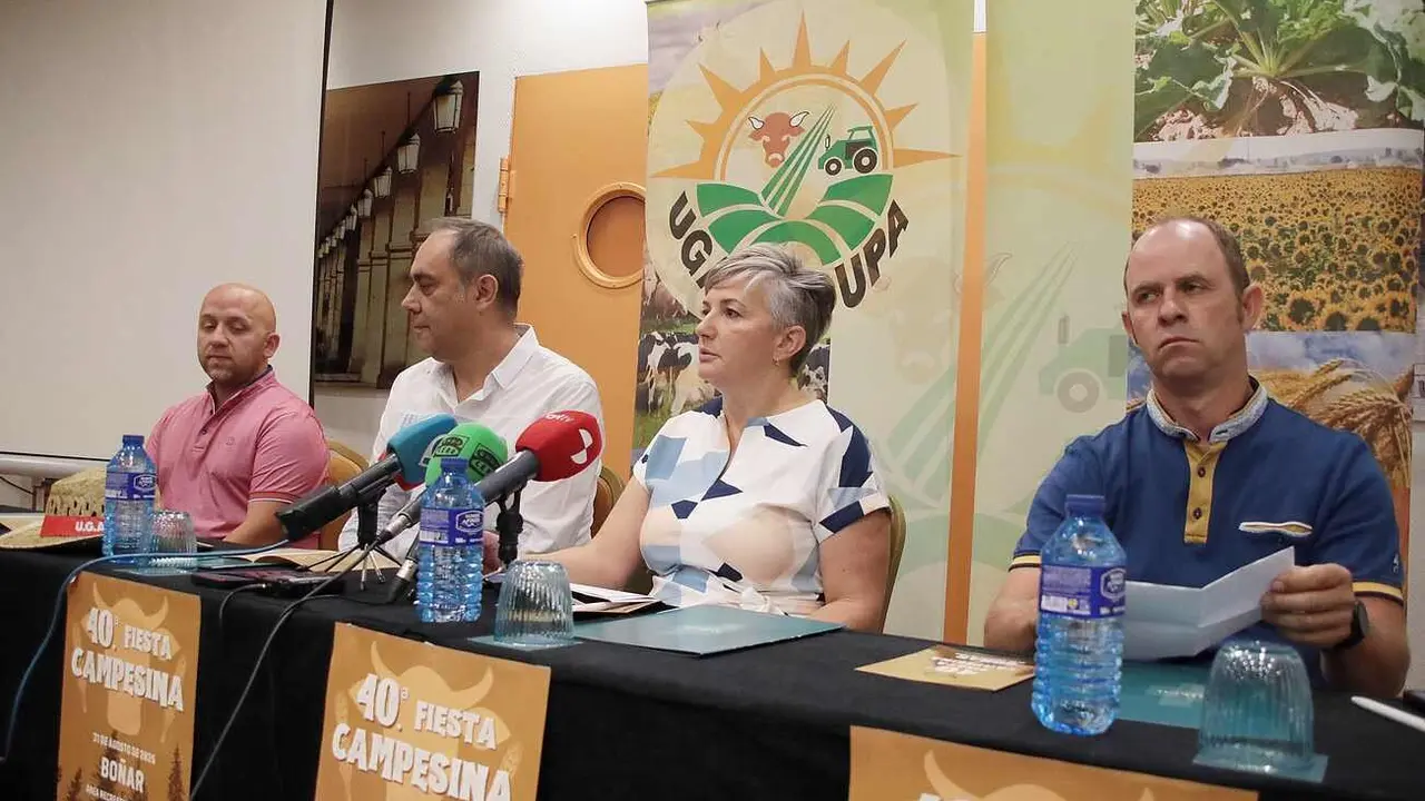 La secretaria general de la Unión de Agricultores y Ganaderos de León, Sonia Castro, presenta una nueva edición de la Feria Campesina de Ugal, acompañada por el secretario de Organización, Valentín Martínez, el secretario de Ganadería, David Rodríguez ,y el alcalde de Boñar, Pepe Villa. Foto: Peio García
