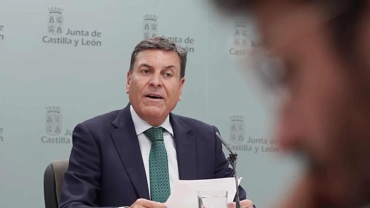 El consejero de Economía y Hacienda y portavoz, Carlos Fernández Carriedo, comparece en rueda de prensa posterior al Consejo de Gobierno.