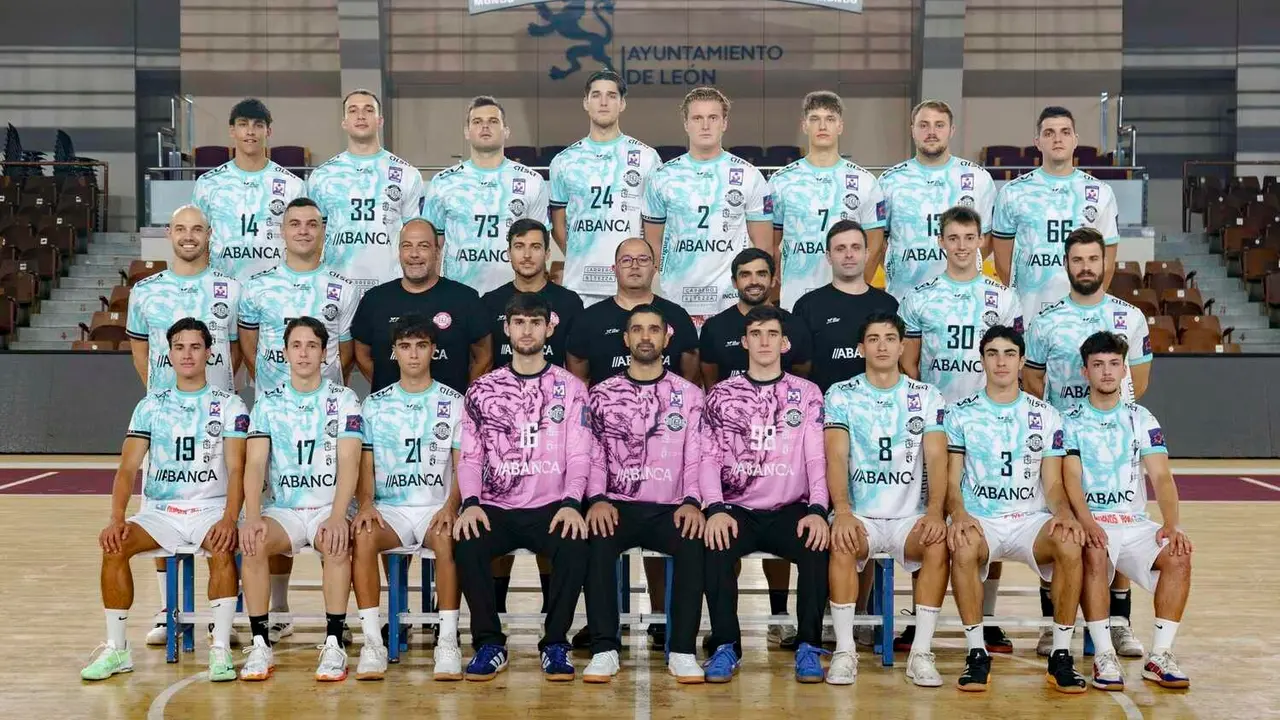 Foto oficial de la plantilla del Abanca Ademar para la temporada 25/26.