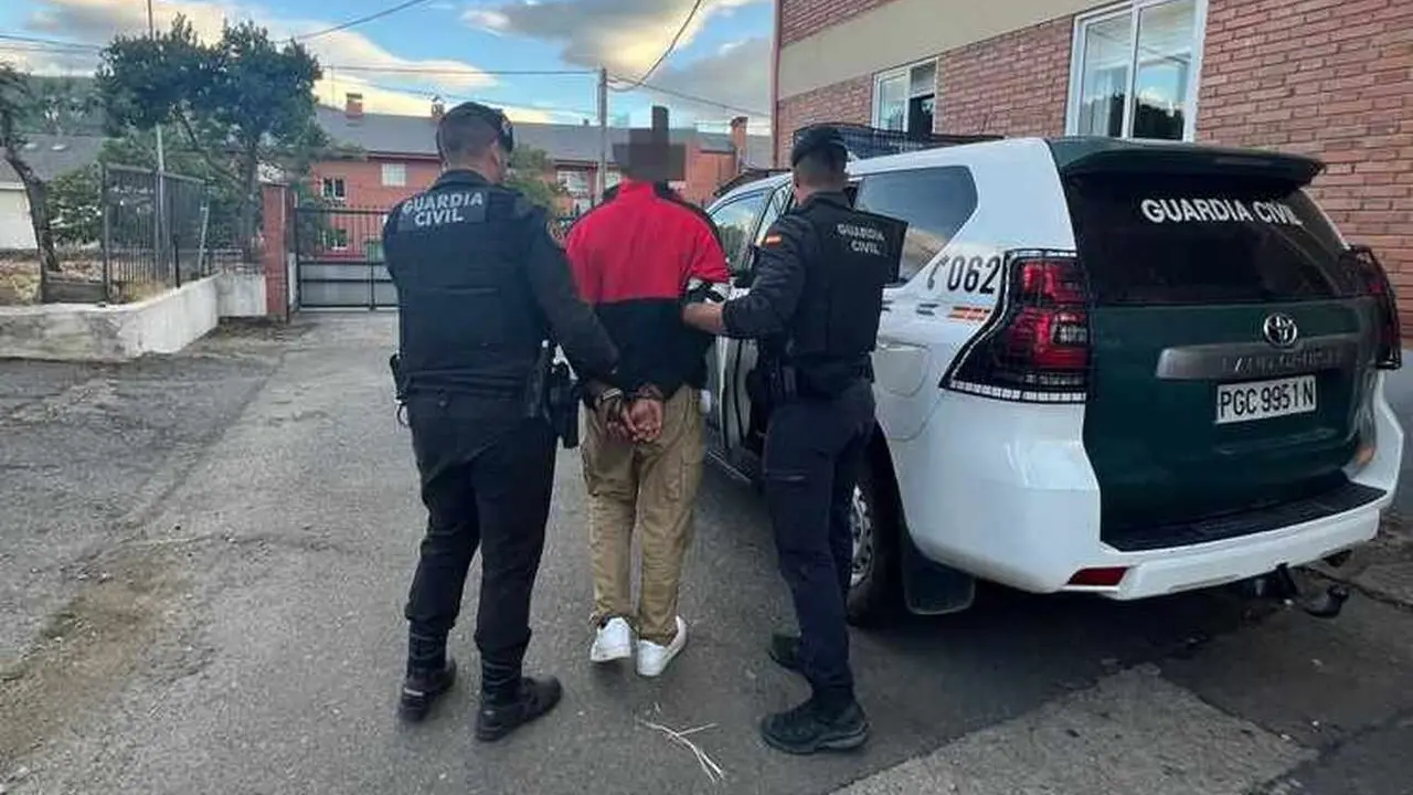 El detenido, en el momento de ser trasladado por efectivos de la Guardia Civil.