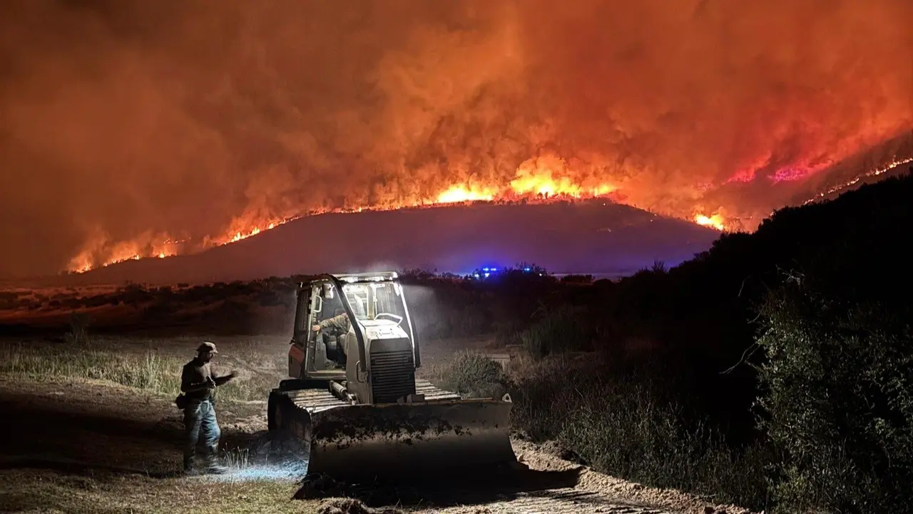 Los zapadores de la Brigada Guzmán el Bueno trabajan en el incendio forestal cerca de Riaño. Foto: Ejército de Tierra