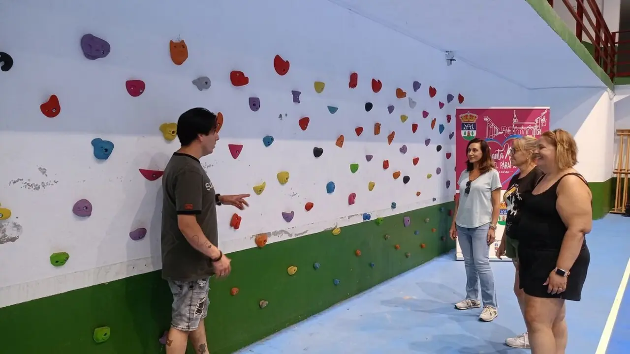 La alcaldesa Alicia Gallego (3D) visita el nuevo rocódromo de Santa María del Páramo