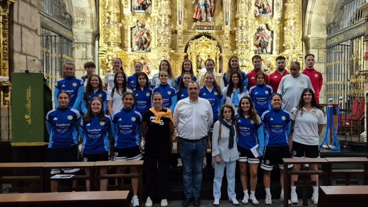 Directiva, cuerpo técnico y jugadoras del primer equipo del Olímpico de León realizan una ofrenda floral en San Marcelo.