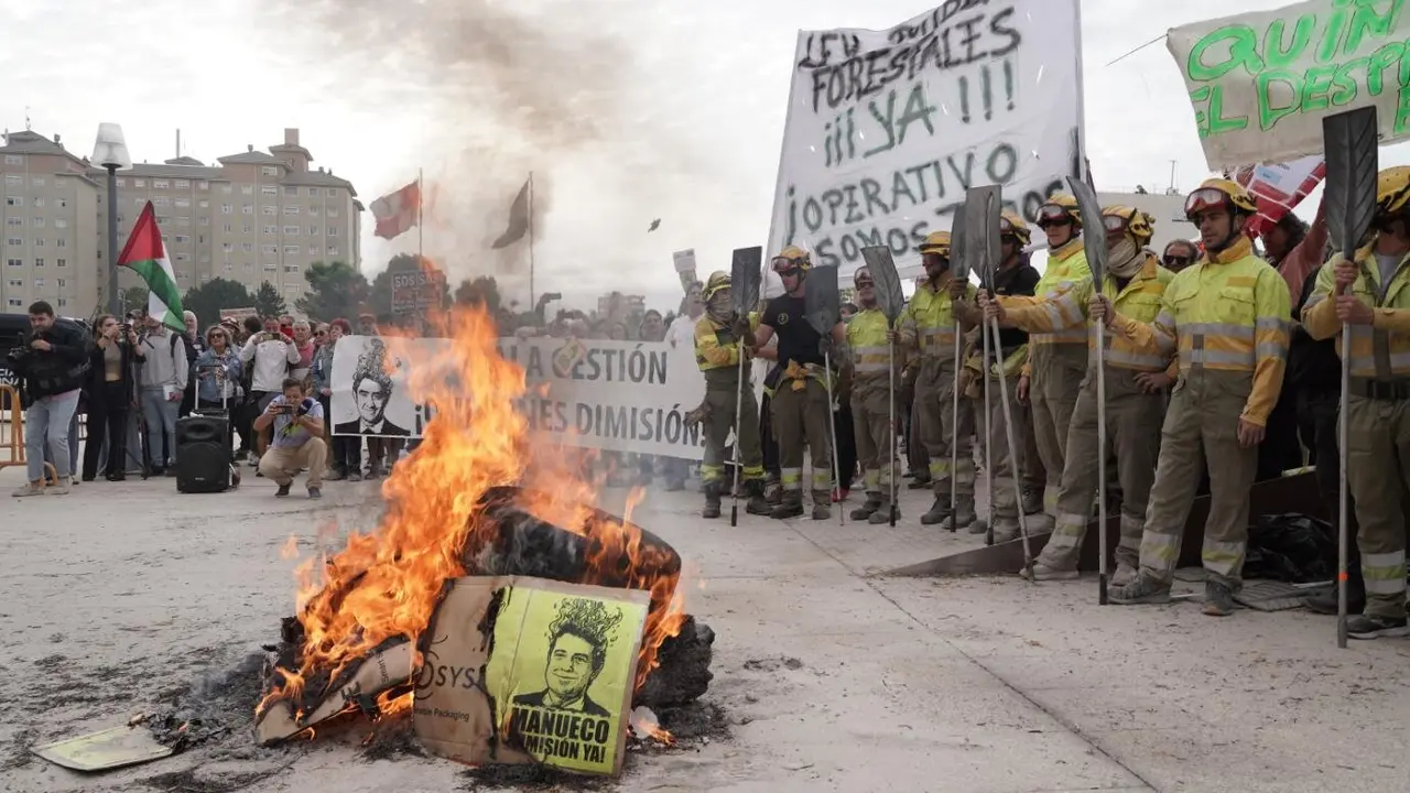 Una veintena de partidos políticos, sindicatos y organizaciones ciudadanas y vecinales han participado en una concentración frente al Parlamento autonómico para exigir al presidente de la Junta, Alfonso Fernández Mañueco, que cese al consejero de Medio Ambiente, Juan Carlos Suárez-Quiñones, por la gestión del operativo de incendios. Representantes de CSIF, UGT y CCOO se han sumado a la concentración. Fotos: Eduardo Margareto