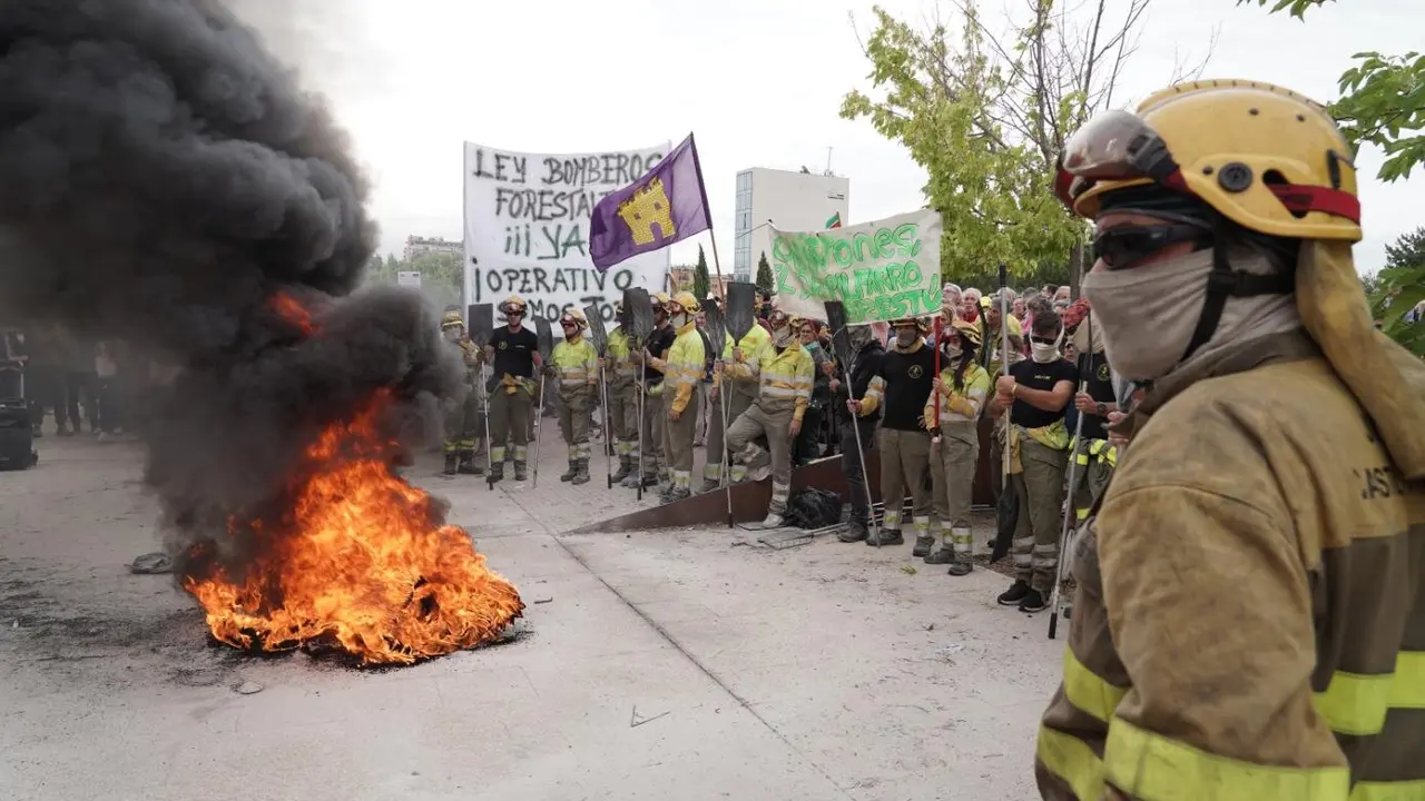 Concentración Brigadistas forestales ante las Cortes de Castilla y León.