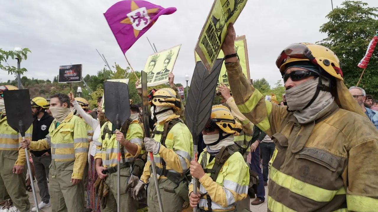 Concentración Brigadistas forestales ante las Cortes de Castilla y León
