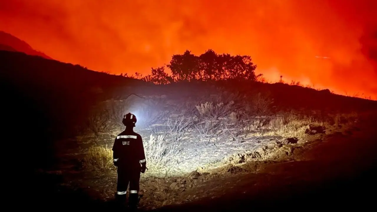 Un militar de la UME ante el incendio de Colinas, en León, este verano. Foto: UME