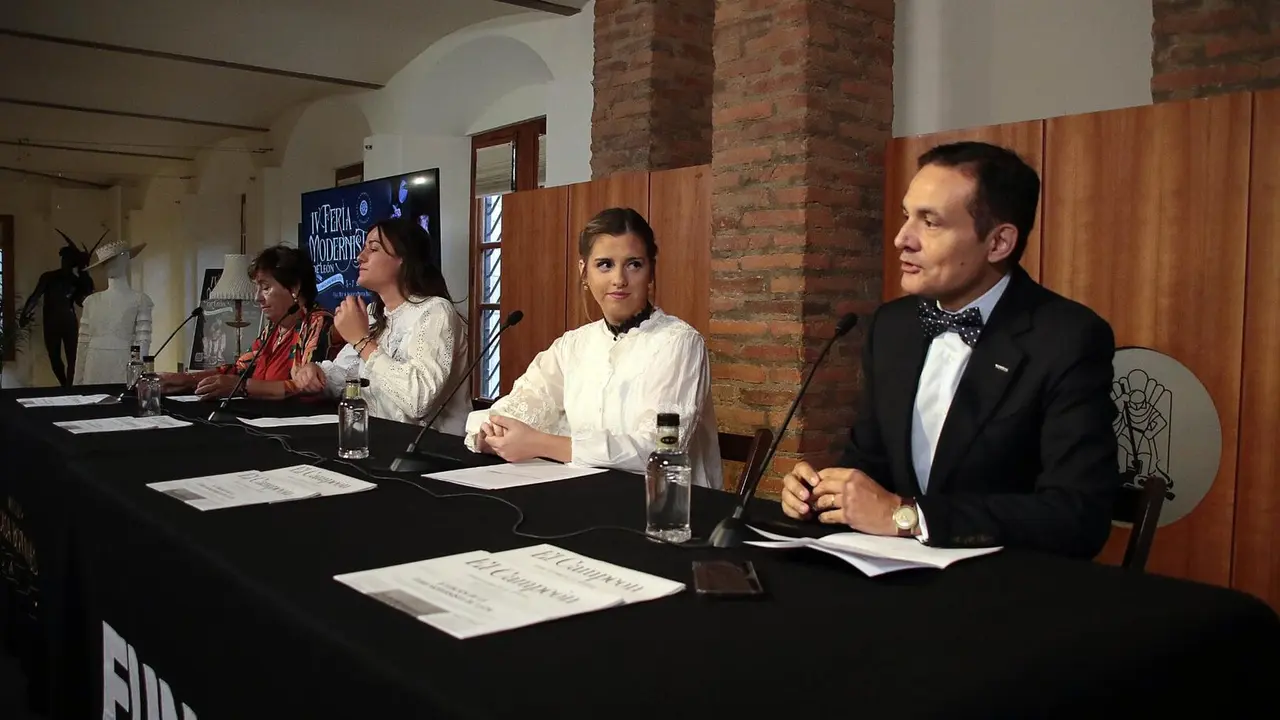 El director general de la Fundación Obra Social de Castilla y León, José María Viejo, acompañado por las jefas de Programas Públicos y Producción y Gestión Comercial de Fundos, Marta Sabugo y Andrea Méndez, y la concejala de Acción y Promoción Cultural del Ayuntamiento de León, presentan la IV Feria Modernista de León. Foto: Peio García
