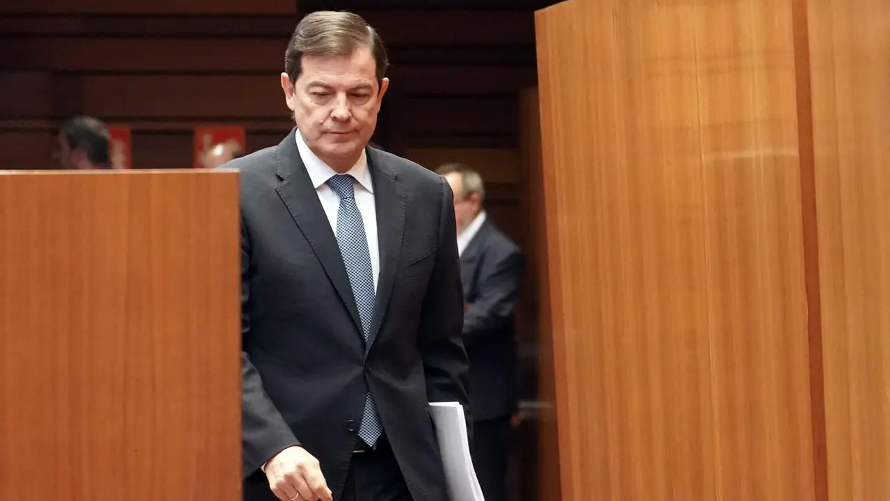 El presidente de la Junta, Alfonso Fernández Mañueco, durante el Pleno extraordinario de las Cortes. Foto: Rubén Cacho