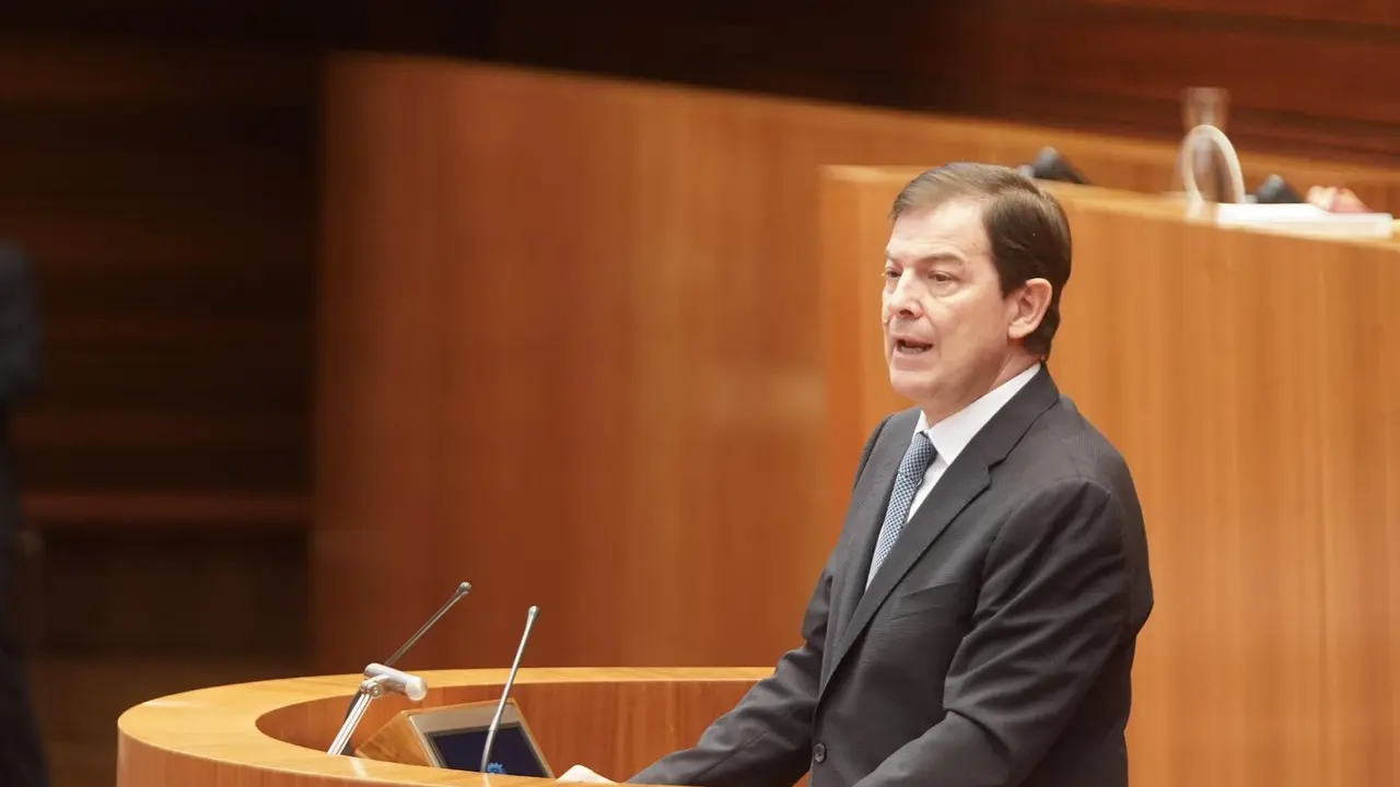 El presidente de la Junta, Alfonso Fernández Mañueco, durante el Pleno extraordinario de las Cortes. Foto: Rubén Cacho