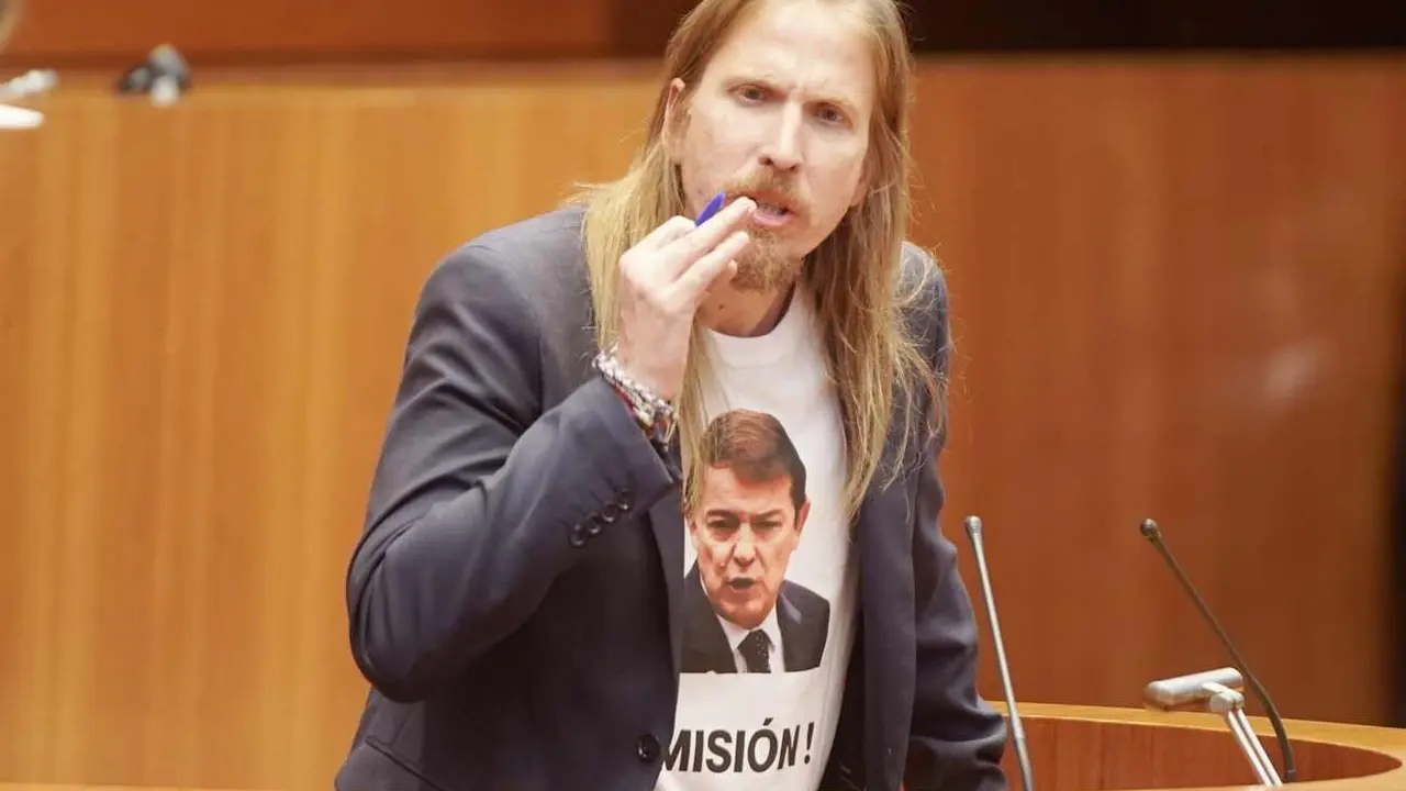 Pleno extraordinario de las Cortes; en la imagen Pablo Fernández con una camiseta alusiva a Mañueco.
