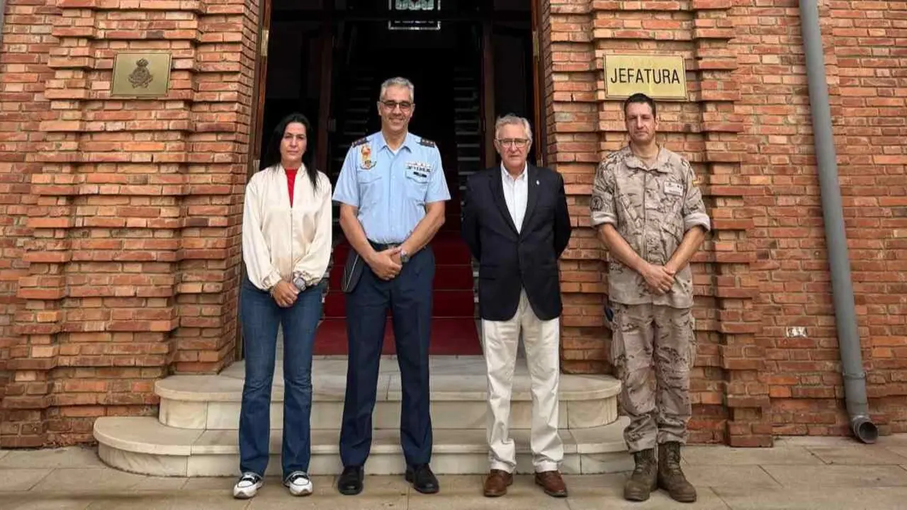 Visita a la Base Aérea de los alcaldes de Valverde y San Andrés.