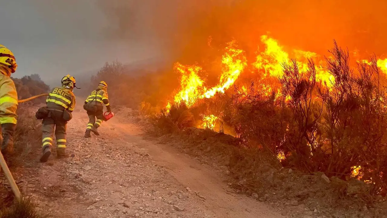 Brigadistas aplicando fuego técnico hace 22 horas en una imagen tomada por los propios equipos de extinción.