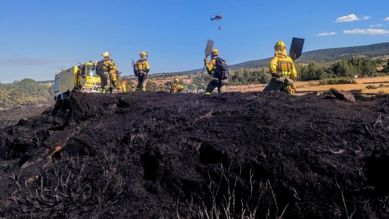 Efectivos de la Brif de Tabuyo realizan labores de remate y liquidación en el incendio de Santa Colomba de la Somoza. Foto: Brif Tabuyo