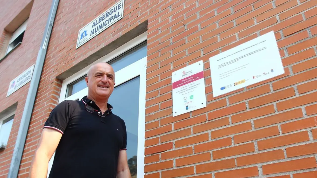 El alcalde de Puente Domingo Florez (León), Julio Arias, junto a la sede del nuevo albergue municipal para el Camino de Invierno. Foto: César Hornija
