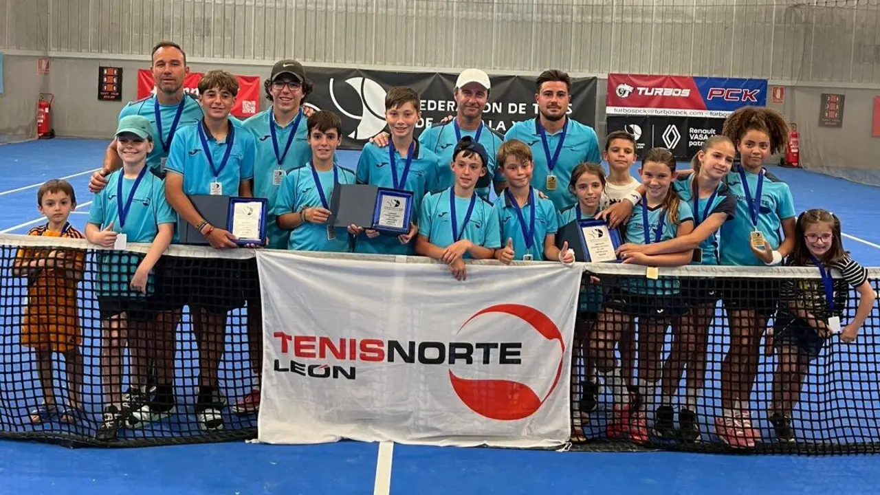 Foto de familia del equipo del TenisNorte leonés.