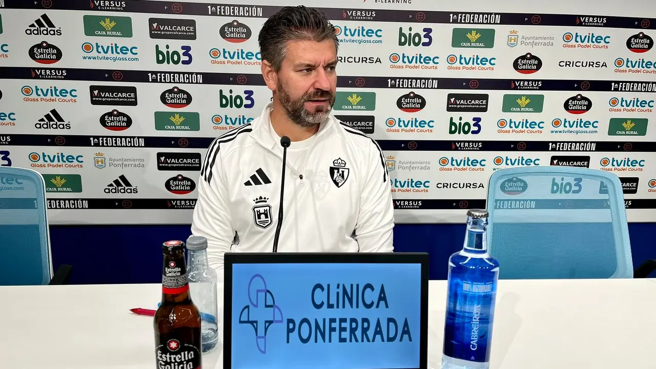 Estevez, en la rueda de prensa previa al encuentro con el Avilés.