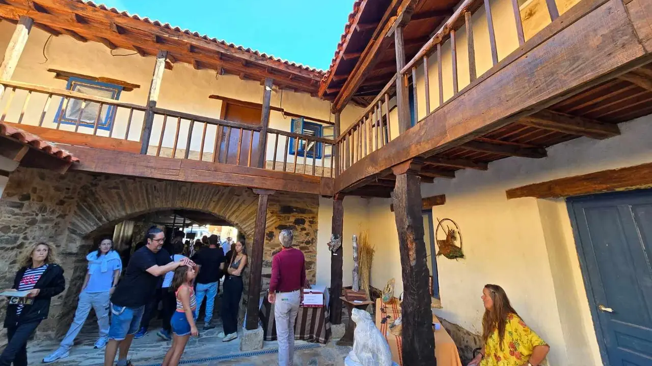Santa Colomba de Somoza celebra el éxito multitudinario de sus patios abiertos. Más de 60 artesanos y miles de visitantes reafirman a la feria 'Patios con Arte' como referente cultural y rural de la  Maragatería. Fotos: Carlos Calvo