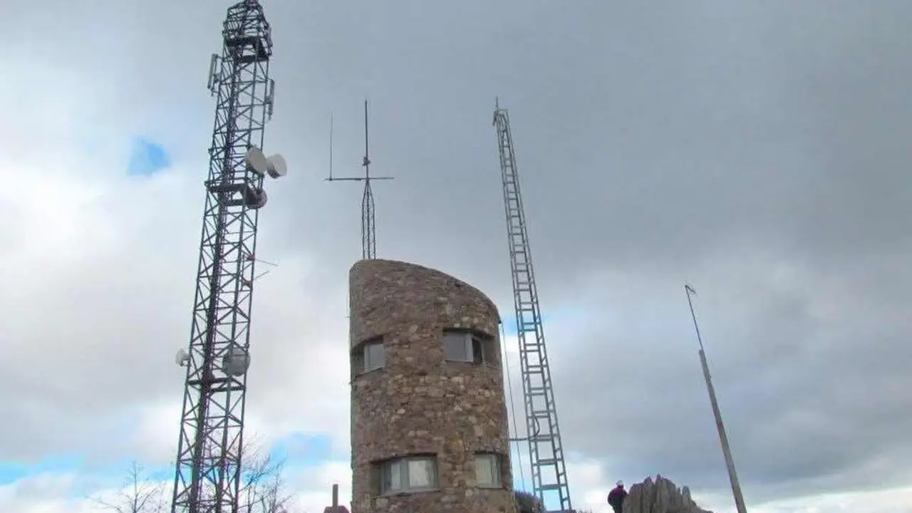 Imagen de la torre de vigilancia de Cuero Rosales en Omaña.  Foto: Alfredo Azadón