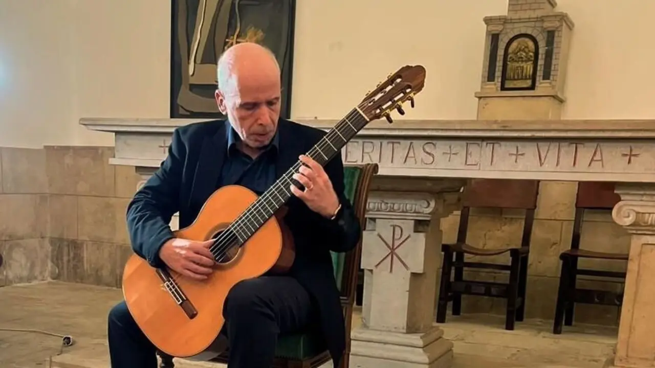 El guitarrista Carles Pons i Altés, durante su concierto en la Fundación Merayo.
