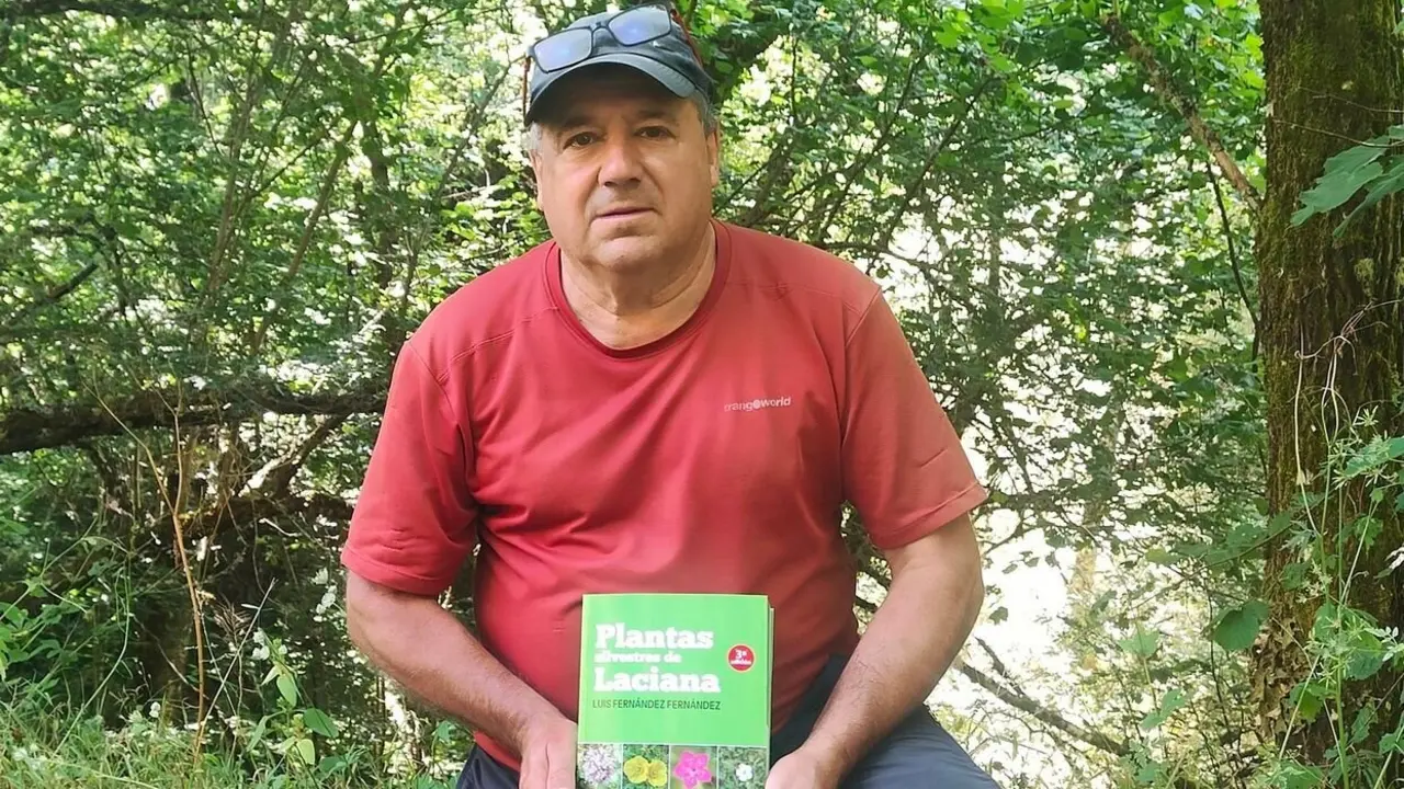 Luis Fernández con su libro Plantas silvestres de Laciana.