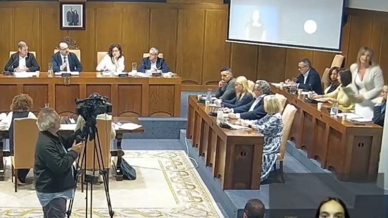 Momento de la expulsión de la edil de Vox (derecha) del pleno de Ponferrada este lunes.