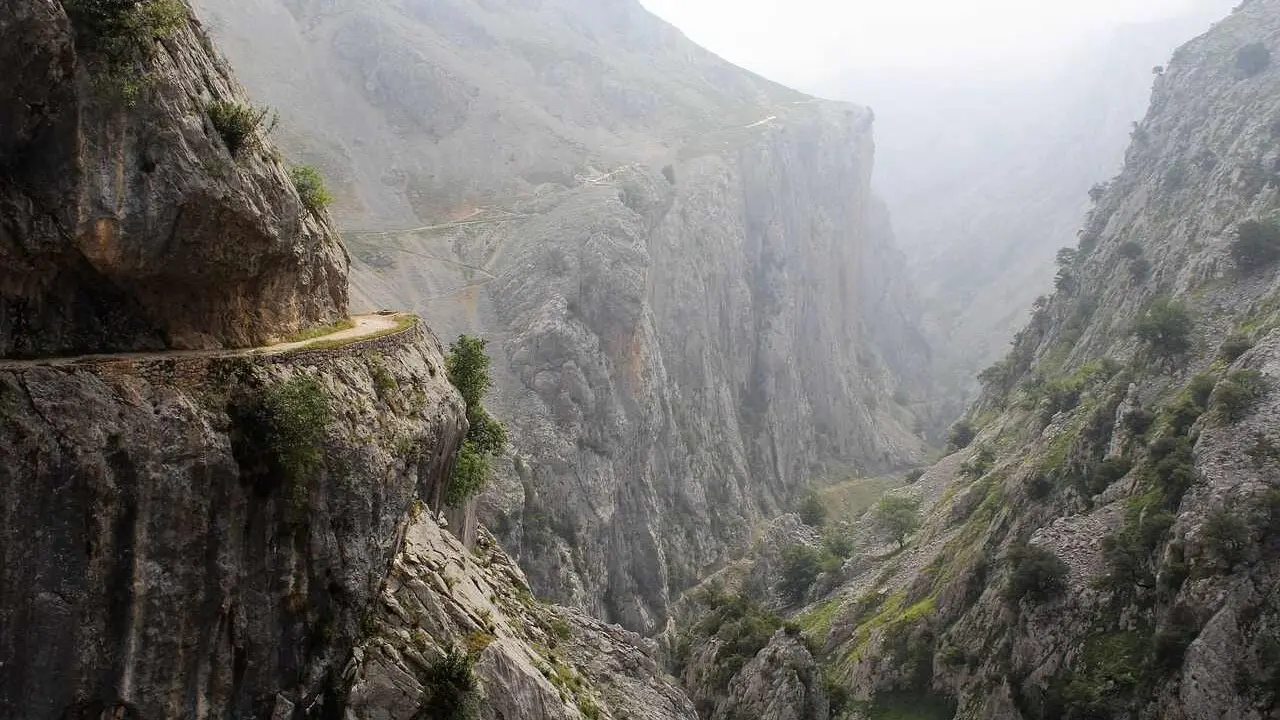 Empresarios y vecinos piden la reapertura de la Ruta del Cares en su totalidad. El trazado tiene un cierre parcial por riesgo de desprendimientos.