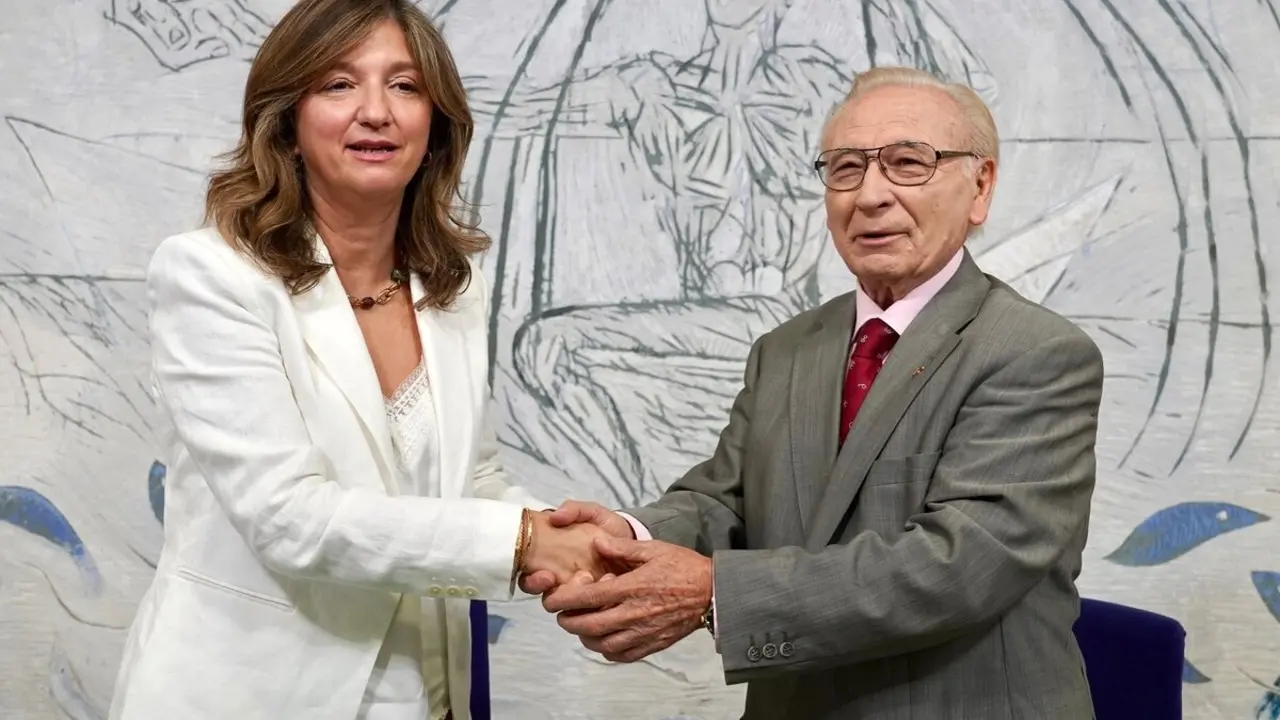 La rectora de la Universidad de León, Nuria González, y Martín Manceñido, como presidente de Donantes de Sangre y en representación de Fundaspe, firman un convenio de colaboración