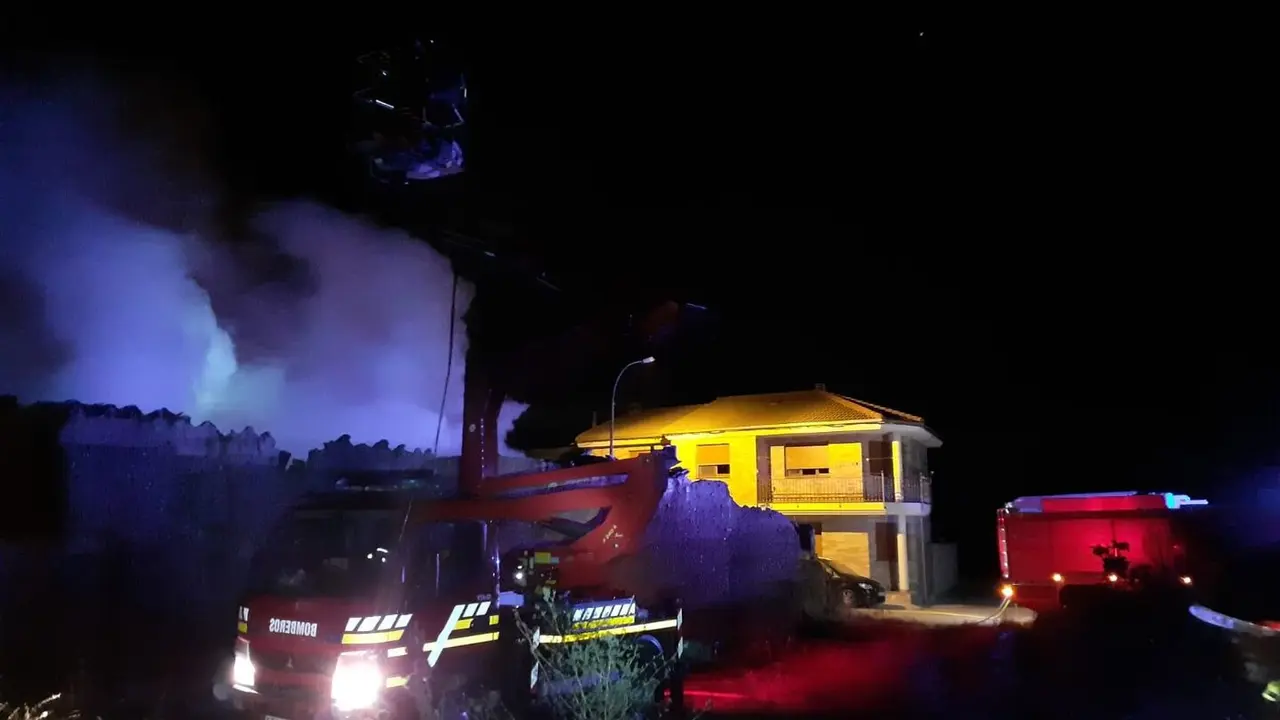 Varias dotaciones de Bomberos del Sepeis de la Diputación de León de los parques de Celada de la Vega y Valencia de Don Juan fueron movilizados esta pasada noche del domingo al lunes para acudir a sofocar un incendio que se declaró en Urdiales del Páramo.