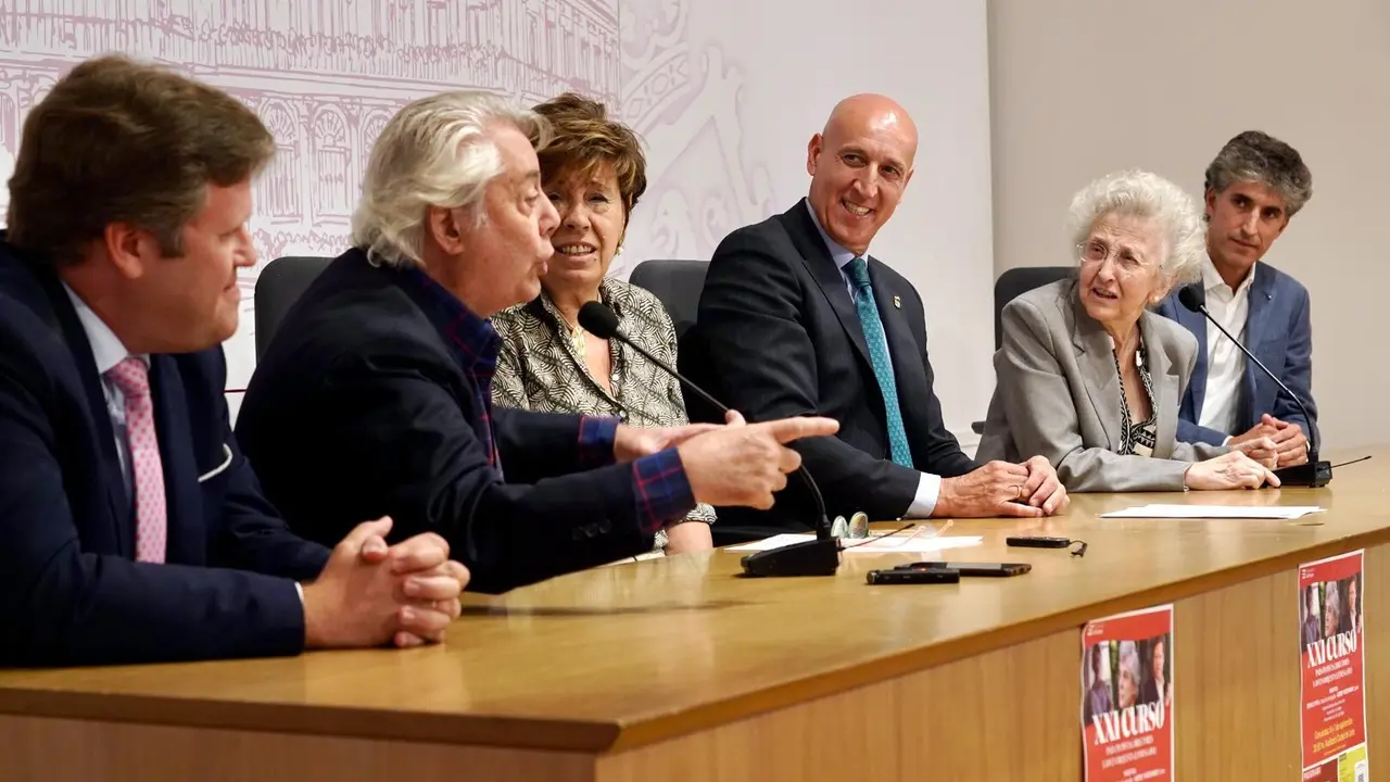 El alcalde de León, José Antonio Diez; la concejala de Acción y Promoción Cultural, Elena Aguado, y la presidenta de Eutherpe, Margarita Morais, presentan el ‘XXI curso para pianistas, directores y jóvenes orquestas’ de la Fundación Eutherpe. Fotos: Campillo