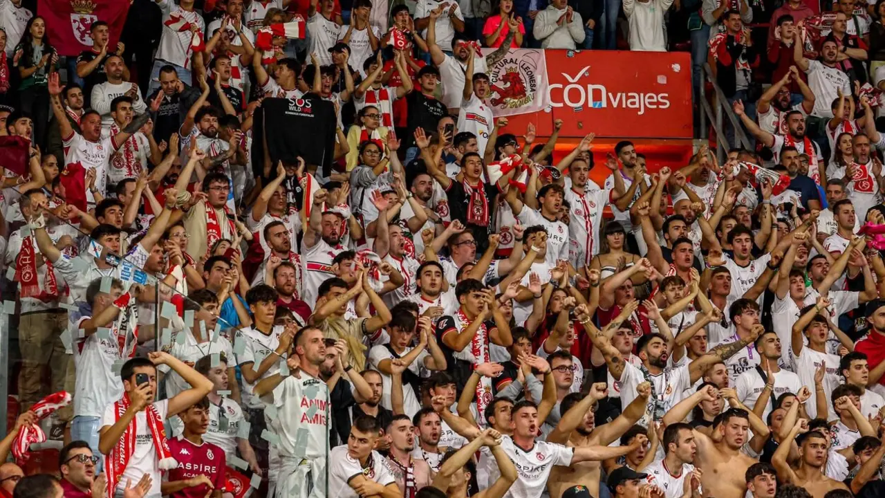 Aficionados de la Cultural durante un partido.