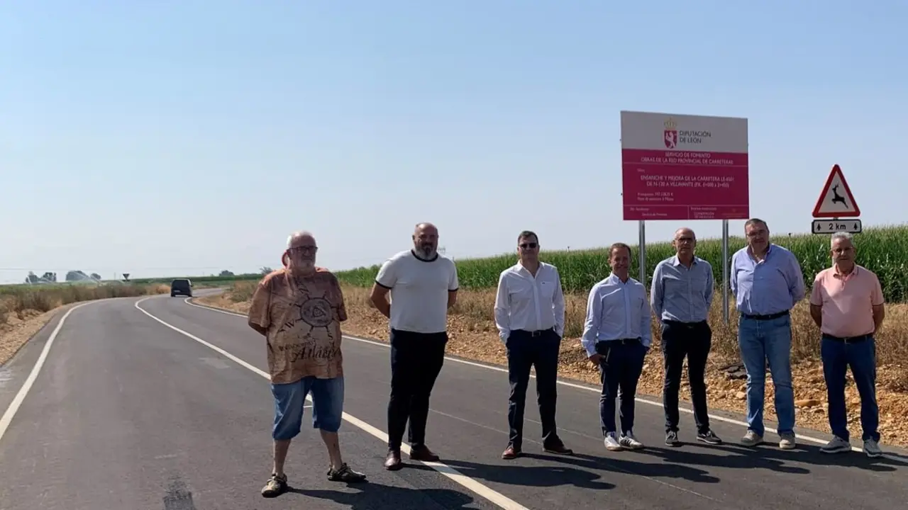 El vicepresidente de la Diputación de León, Roberto Aller, acompañado por el alcalde de Santa Marina del Rey y diputado de Derechos Sociales y Territorio Sostenible, Francisco Javier Álvarez, y diversos miembros de la Corporación municipal, ha sido el encargado de recibir las obras que se han llevado a cabo en la LE-6501.