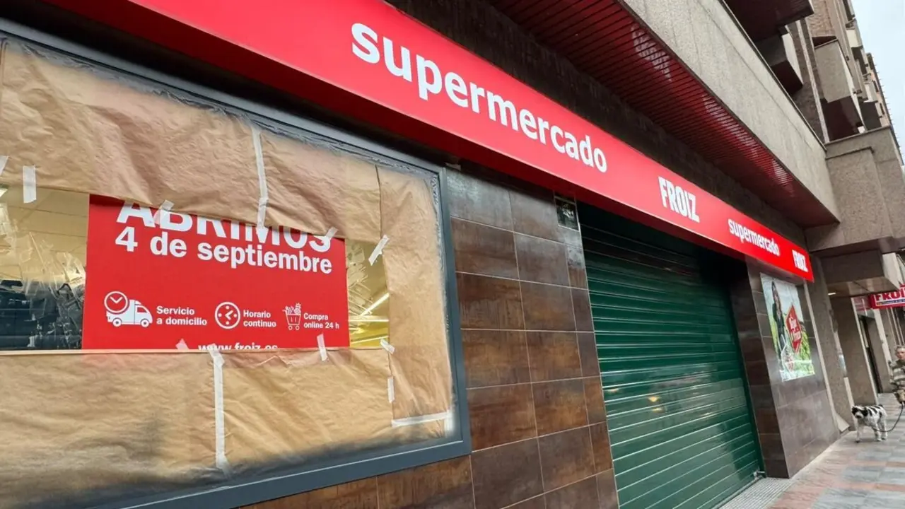 El letrero del 'FROIZ', este martes, en la acera del Paseo de Salamanca.