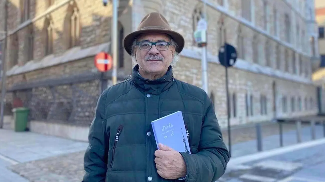 Antonio T. Reguera en el Museo Casa Botines Gaudí con su libro ‘Botines. Un solar, un pleito y una casa’.