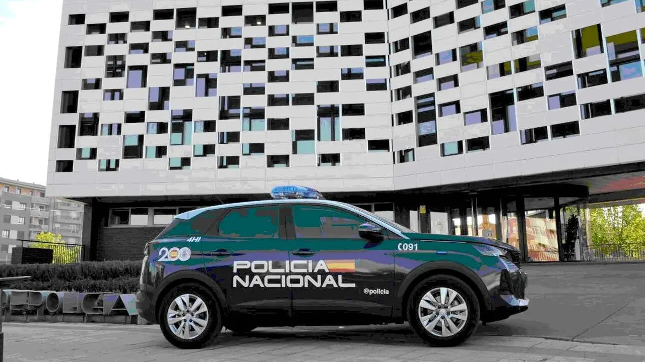 Imagen de una patrulla de la Policía Nacional en la comisaría de San Andrés del Rabanedo.
