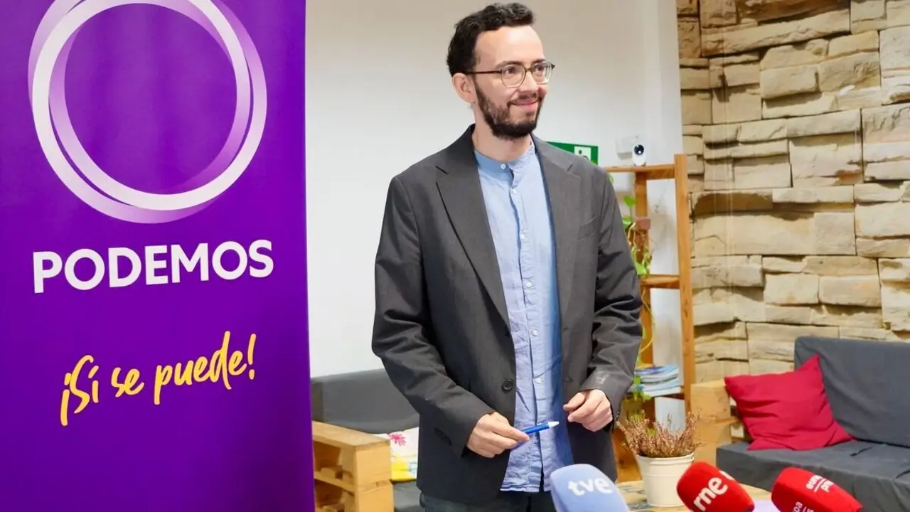 El coordinador de Podemos en Castilla y León, Miguel Ángel Llamas, ofrece detalles de la denuncia presentada por su partido ante la Fiscalía contra la Junta de Castilla y León por su actuación en materia de incendios forestales. Foto: Leticia Pérez