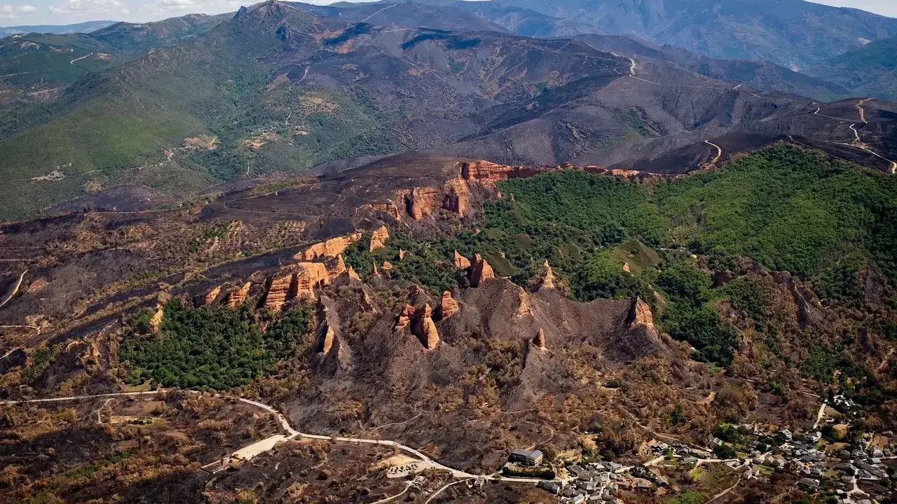 Greenpeace documenta con imágenes exclusivas desde el aire las zonas quemadas por los incendios en las provincias más afectadas: León, Zamora y Ourense; en la imagen, Las Médulas.