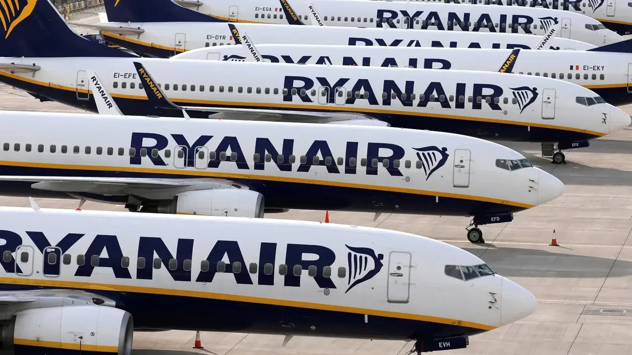 La aerolínea reduce 600.000 plazas en los aeropuertos regionales y suspende los vuelos a Vigo y Tenerife Norte.