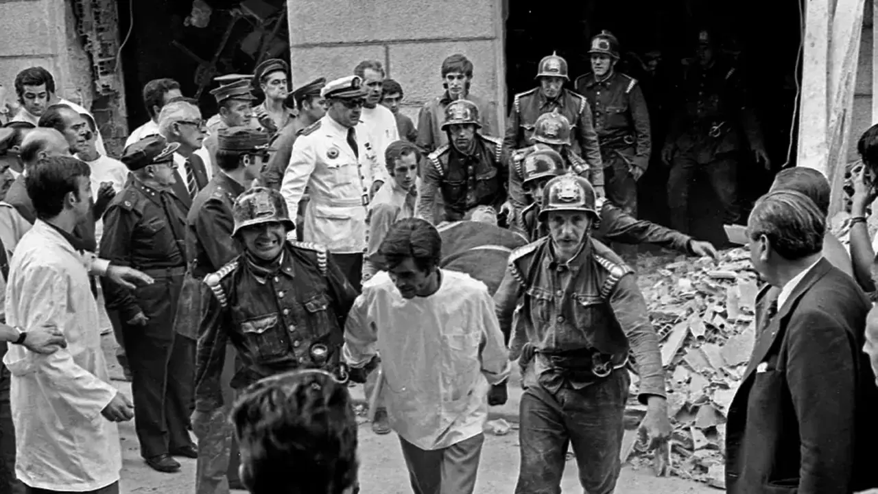 Camilleros y bomberos sacando heridos de la cafetería Rolando, 13 de septiembre de 1974. Foto: Archivo Regional de la CAM