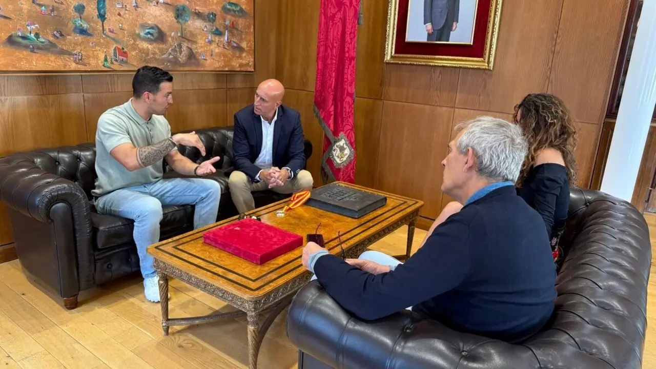 El alcalde de León, José Antonio Diez, y el concejal de Deportes, Vicente Canuria, en la recepción oficial a Moncho en el Ayuntamiento.