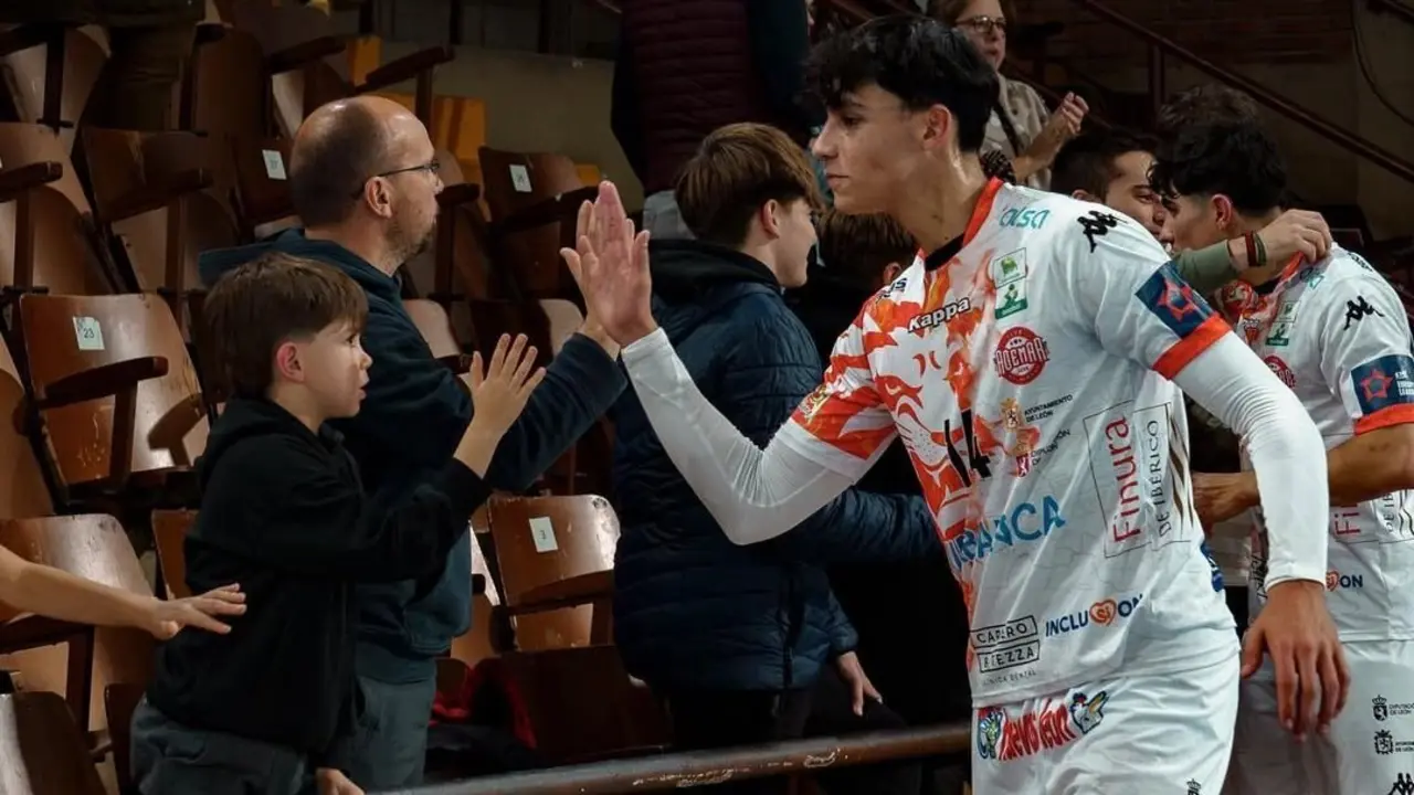 Sergio Sánchez compartirá vestuario y convocatoria con su hermano menor, Marcos, ambos leoneses y canteranos del Ademar.