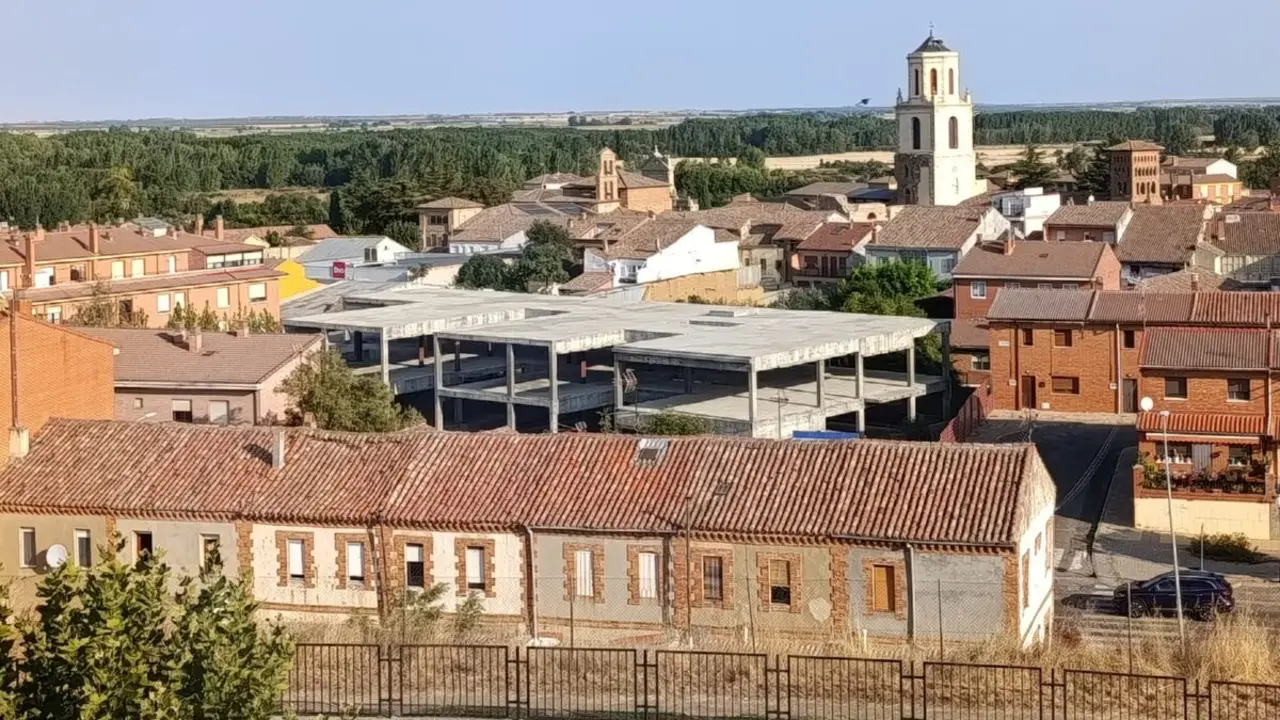 Estado actual de las obras del centro de salud de Sahagún tras su paralización. Foto: UPL
