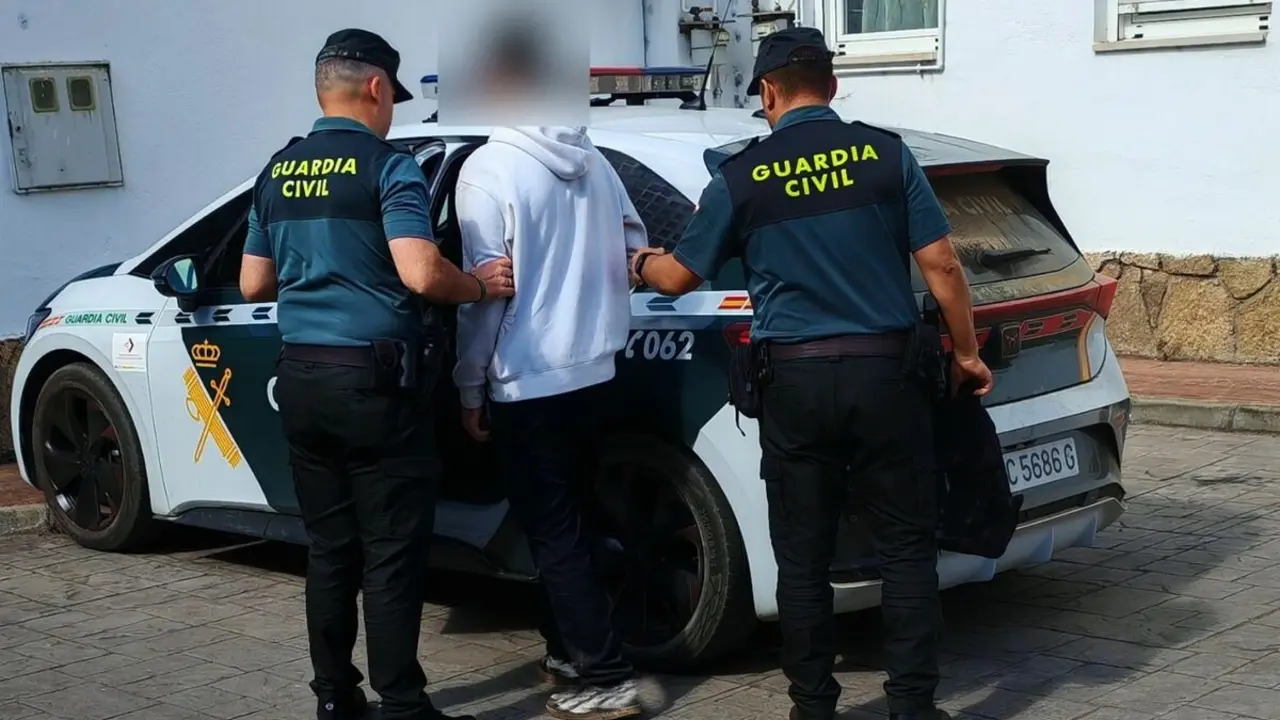 Momento de la detención del joven de 19 años en Camponaraya. Foto: Guardia Civil