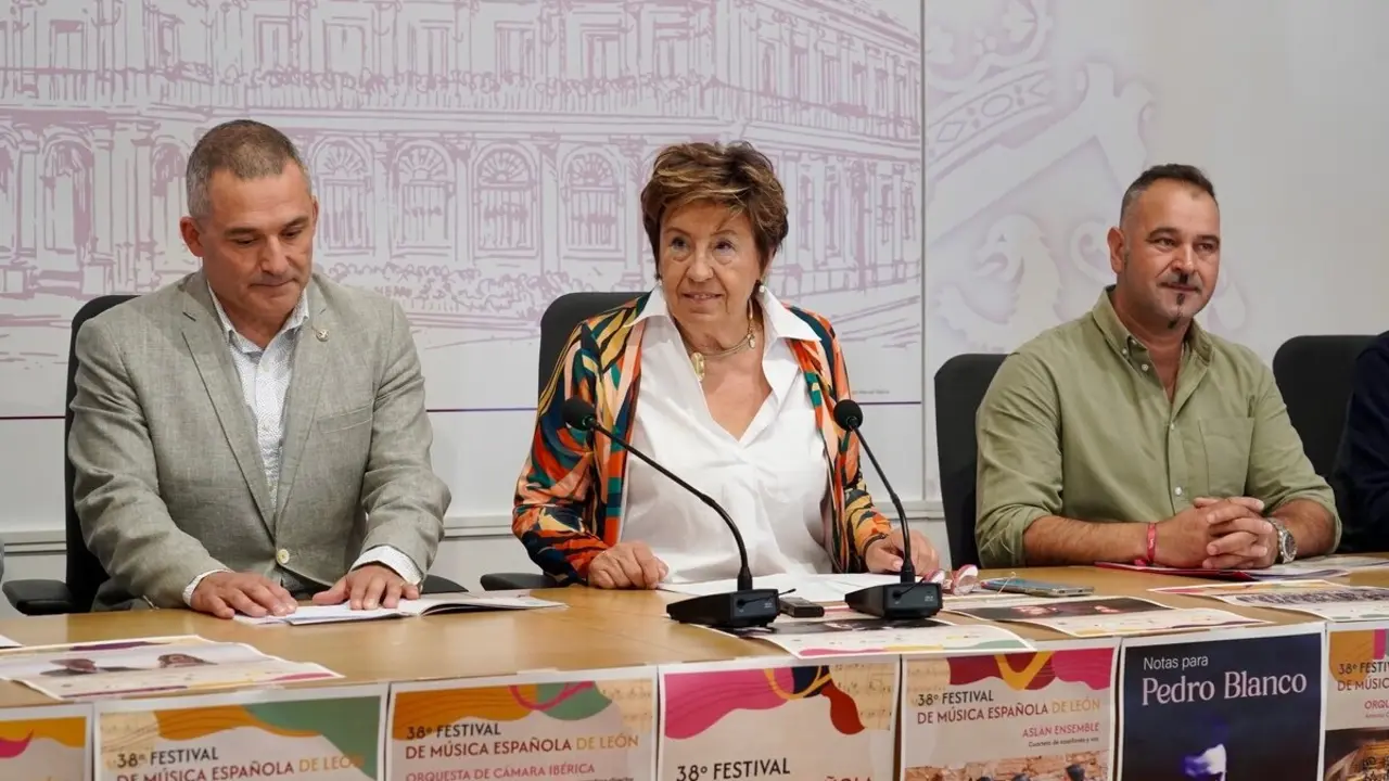 La concejala de Acción y Promoción Cultural de León, Elena Aguado, presenta el 38 Festival de Música Española de León junto a sus organizadores