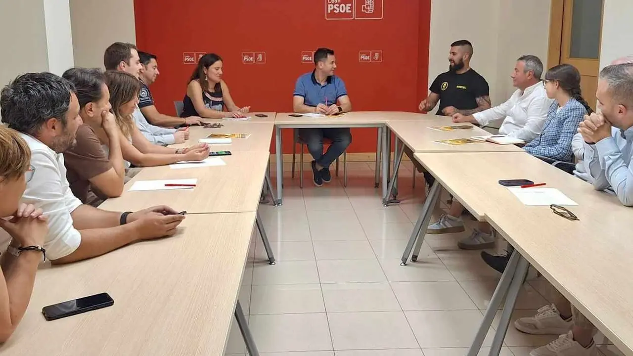 Reunión con bomberos forestales en la sede del PSOE de León.
