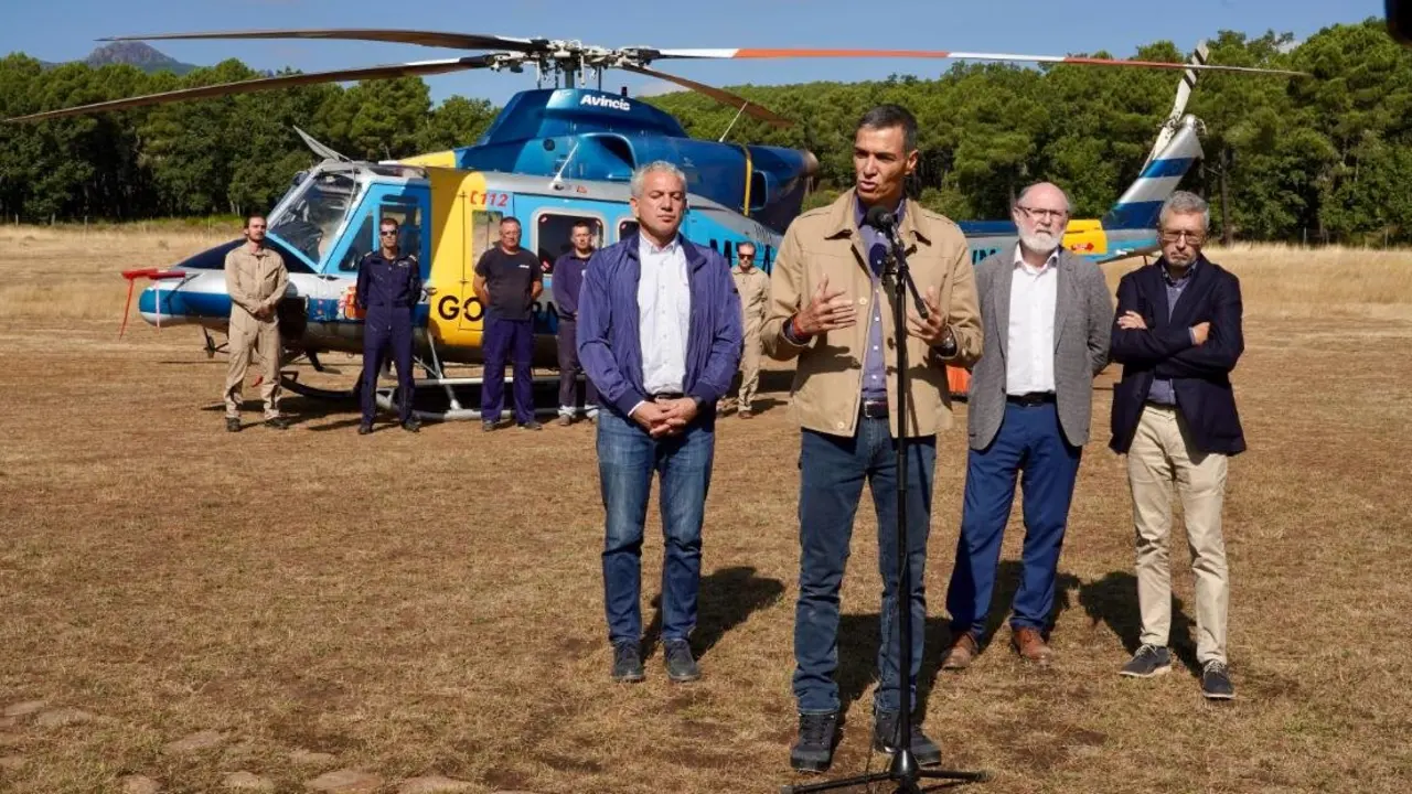 El presidente del Gobierno, Pedro S&aacute;nchez, visita la base de la Brigada de Refuerzo en Incendios Forestales, Brif, de Tabuyo del Monte. Fotos: Campillo