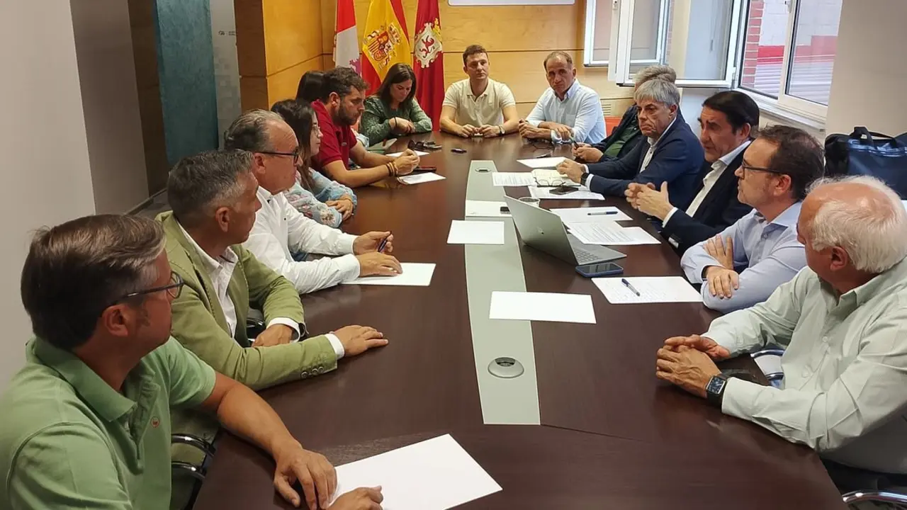 Reunión con diputados y procuradores