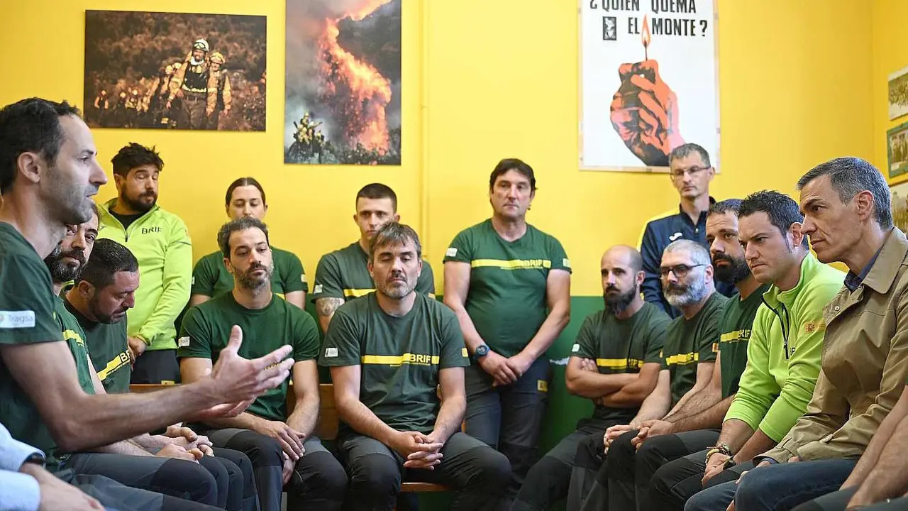 El presidente del Gobierno, Pedro Sánchez, visita la base de la Brigada de Refuerzo en Incendios Forestales, Brif, de Tabuyo del Monte.