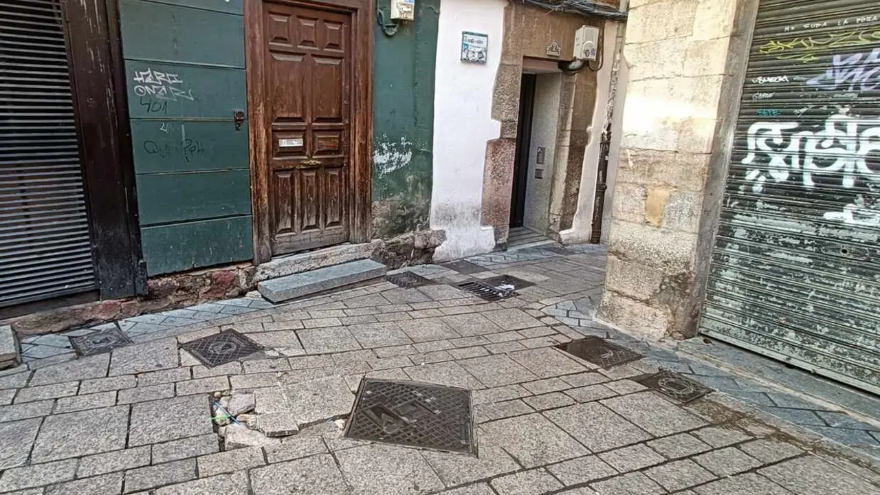 Imagen de la zona urbana deteriorada para la que se pide reparación.